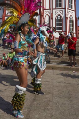 Arica, Chile - 10 Şubat 2017: Bir Tobas dans grubu yıllık Carnaval Andino con la Fuerza del Sol Arica, Şili'de sahne süslü kostüm kadın üyesi.