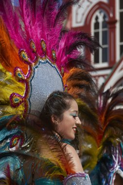 Arica, Chile - 10 Şubat 2017: Bir Tobas dans grubu yıllık Carnaval Andino con la Fuerza del Sol Arica, Şili'de sahne süslü kostüm kadın üyesi.