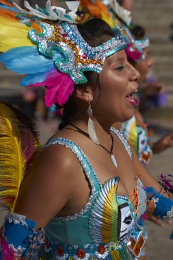 Arica, Chile - 10 Şubat 2017: Bir Tobas dans grubu yıllık Carnaval Andino con la Fuerza del Sol Arica, Şili'de sahne süslü kostüm kadın üyesi.