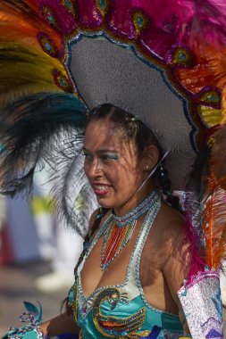 Arica, Chile - 10 Şubat 2017: Bir Tobas dans grubu yıllık Carnaval Andino con la Fuerza del Sol Arica, Şili'de sahne süslü kostüm kadın üyesi.
