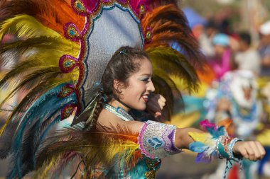 Arica, Chile - 10 Şubat 2017: Bir Tobas dans grubu yıllık Carnaval Andino con la Fuerza del Sol Arica, Şili'de sahne süslü kostüm kadın üyesi.