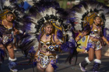 Arica, Chile - 10 Şubat 2017: Bir Tobas dans grubu yıllık Carnaval Andino con la Fuerza del Sol Arica, Şili'de sahne süslü kostüm kadın üyesi.