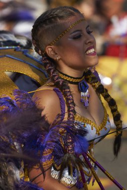 Arica, Chile - 10 Şubat 2017: Bir Tobas dans grubu yıllık Carnaval Andino con la Fuerza del Sol Arica, Şili'de sahne süslü kostüm kadın üyesi.