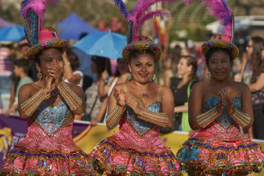 Arica, Chile - 10 Şubat 2017: Con kadın üyeleri bir Morenada dans grubu yıllık Carnaval Andino gerçekleştirme süslü kostümleri, la Fuerza del Sol Arica, Chile.