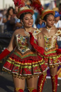Arica, Chile - 10 Şubat 2017: Con kadın üyeleri bir Morenada dans grubu yıllık Carnaval Andino gerçekleştirme süslü kostümleri, la Fuerza del Sol Arica, Chile.