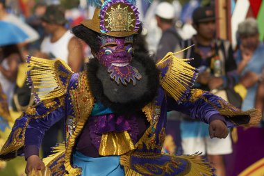 Arica, Şili - 10 Şubat 2017: Bir Morenada Dans Grubu 'nun maskeli üyeleri, Şili' nin Arica kentindeki Andean Karnavalı 'nda düzenlenen geçit töreninde süslü bir kostüm giydiler.