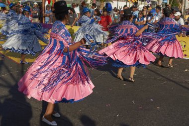 Arica, Chile - 10 Şubat 2017: Con kadın üyeleri bir Morenada dans grubu yıllık Carnaval Andino gerçekleştirme süslü kostümleri, la Fuerza del Sol Arica, Chile.