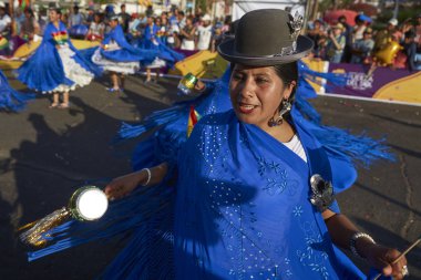 Arica, Chile - 10 Şubat 2017: Con kadın üyeleri bir Morenada dans grubu yıllık Carnaval Andino gerçekleştirme süslü kostümleri, la Fuerza del Sol Arica, Chile.