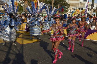 Arica, Chile - 10 Şubat 2017: Con kadın üyeleri bir Morenada dans grubu yıllık Carnaval Andino gerçekleştirme süslü kostümleri, la Fuerza del Sol Arica, Chile.