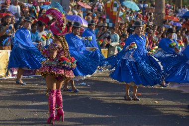 Arica, Chile - 10 Şubat 2017: Con kadın üyeleri bir Morenada dans grubu yıllık Carnaval Andino gerçekleştirme süslü kostümleri, la Fuerza del Sol Arica, Chile.