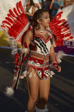 Arica, Chile - 10 Şubat 2017: Bir Tobas dans grubu yıllık Carnaval Andino con la Fuerza del Sol Arica, Şili'de sahne süslü kostüm kadın üyesi.