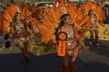 Arica, Chile - 10 Şubat 2017: Bir Tobas dans grubu yıllık Carnaval Andino con la Fuerza del Sol Arica, Şili'de sahne süslü kostüm kadın üyesi.