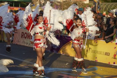 Arica, Chile - 10 Şubat 2017: Bir Tobas dans grubu yıllık Carnaval Andino con la Fuerza del Sol Arica, Şili'de sahne süslü kostüm kadın üyesi.