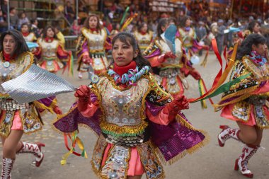 ORURO, BOLIVIA - 26 Şubat 2017: Süslü kostümlü Diablada dansçıları, Bolivya 'nın Altiplano kentinde düzenlenen yıllık karnaval sırasında Oruro madencilik şehrinde geçit töreni düzenliyorlar..