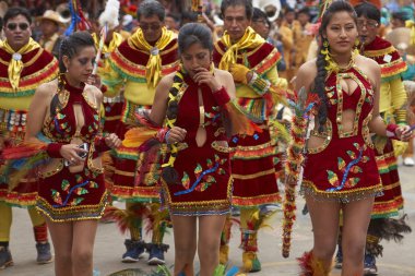 ORURO, BOLIVIA - 26 Şubat 2017: Geleneksel Oruro Karnavalı 'nda renkli kostümlü Tobas dansçıları sahne alacak. Etkinlik UNESCO tarafından İnsanlığın Soyut Kültürel Mirası olarak belirlendi.