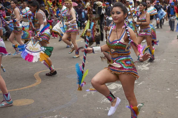 Oruro Bolivia Febrero 2017 Bailarinas Tobas Con Trajes Coloridos Presentan —  Fotos de Stock