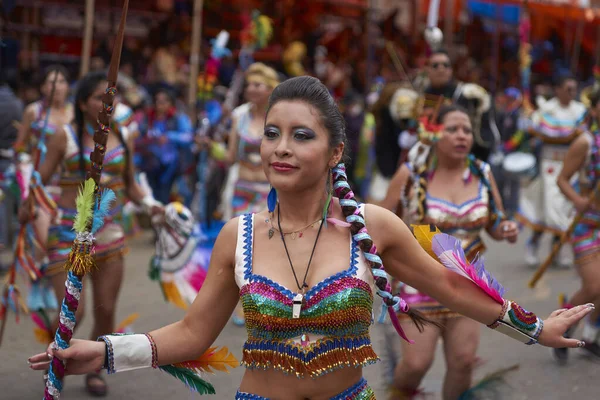 奥鲁罗 波莉维亚 2017年2月26日 托巴斯舞者穿着五颜六色的服装在一年一度的奥鲁罗狂欢节上表演 该活动被联合国教科文组织指定为人类非物质文化遗产 — 图库照片