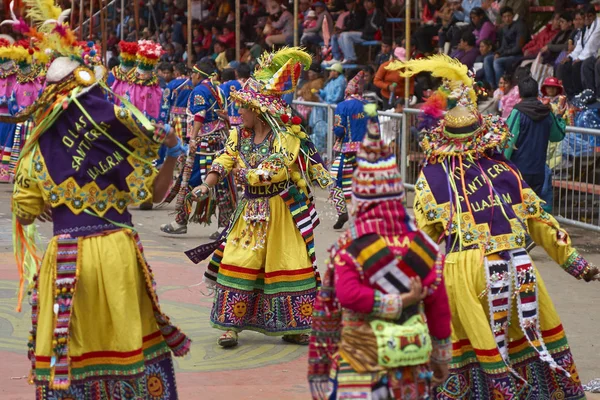 玻利维亚奥鲁罗 2017 Tinkus 舞者在五颜六色的服装 在一年一度的奥鲁罗狂欢节表演 该事件被联合国教科文组织指定为人类非物质文化遗产 — 图库照片