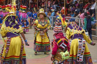 : Oruro, Bolivia - 26 Şubat 2017: Renkli kostümleri yıllık Oruro karnavalda gerçekleştirme Tinkus dansçılar. Olay insanlık somut olmayan kültürel mirası olarak Unesco tarafından atanır.