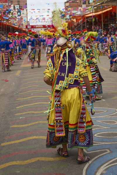 Oruro Bolívia Fevereiro 2017 Dançarinos Tinkus Trajes Coloridos Apresentando Carnaval — Fotografia de Stock