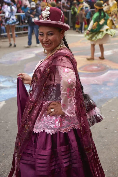 玻利维亚奥鲁罗 2017 Morenada 舞蹈团在色彩缤纷的服装游行通过奥鲁罗矿业城市在玻利维亚高原上年度的奥鲁罗狂欢节期间 — 图库照片