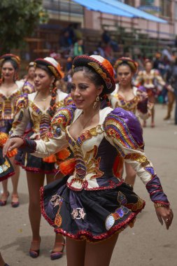 ORURO, BOLIVIA - 26 Şubat 2017: Süslü kostümlü Caporales dansçıları, her yıl düzenlenen Bolivya karnavalı sırasında Altiplano 'daki Oruro madencilik şehrinde gösteri yapıyorlar..