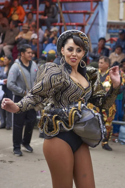 Oruro Bolívia Fevereiro 2017 Caporales Dançarino Trajes Ornamentados Apresentando Enquanto — Fotografia de Stock