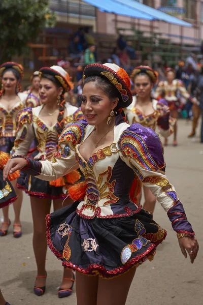 奥鲁罗 波莉维亚 2017年2月26日 在玻利维亚阿尔蒂普拉诺 Altiplano 矿业城市举行的一年一度的狂欢节上 身着华丽服装的卡波莱斯舞者在表演 — 图库照片