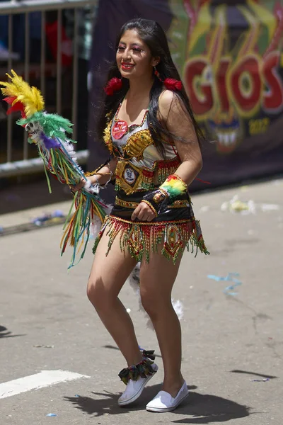 奥鲁罗 波莉维亚 2017年2月26日 托巴斯舞者穿着五颜六色的服装在一年一度的奥鲁罗狂欢节上表演 该活动被联合国教科文组织指定为人类非物质文化遗产 — 图库照片