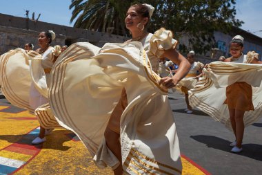 Arica, Chile - 11 Şubat 2017: Grup dansçılar, Afrika kökenli (Afrodescendiente) yıllık performans Carnaval Andino con la Fuerza del Sol Arica, Chile.