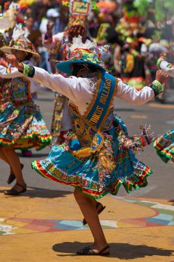 Arica, Chile - 11 Şubat 2017: Tinkus dans grubu yıllık Carnaval Andino con la Fuerza del Sol adlı bir street parade sırasında bir Tinkus dans performans süslü kostümleri giymiş.
