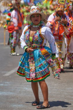 Arica, Chile - 11 Şubat 2017: Tinkus dans grubu yıllık Carnaval Andino con la Fuerza del Sol adlı bir street parade sırasında bir Tinkus dans performans süslü kostümleri giymiş.