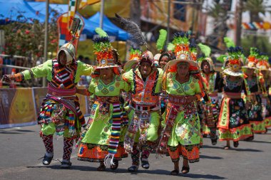 Arica, Chile - 11 Şubat 2017: Tinkus dans grubu yıllık Carnaval Andino con la Fuerza del Sol adlı bir street parade sırasında bir Tinkus dans performans süslü kostümleri giymiş.