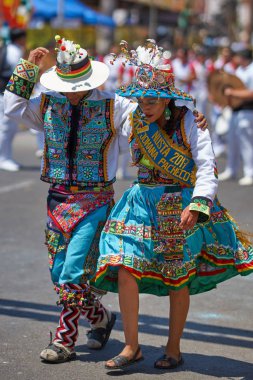 Arica, Chile - 11 Şubat 2017: Tinkus dans grubu yıllık Carnaval Andino con la Fuerza del Sol adlı bir street parade sırasında bir Tinkus dans performans süslü kostümleri giymiş.