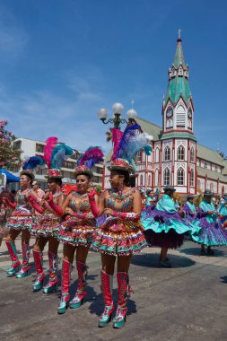 Arica, Chile - 11 Şubat 2017: Morenada dans grubu, yıllık bir street parade sırasında performans Carnaval Andino con la Fuerza del Sol Arica, Chile.