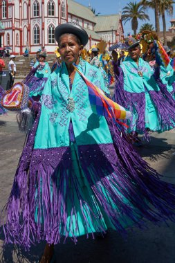 Arica, Chile - 11 Şubat 2017: Morenada dans grubu, yıllık bir street parade sırasında performans Carnaval Andino con la Fuerza del Sol Arica, Chile.