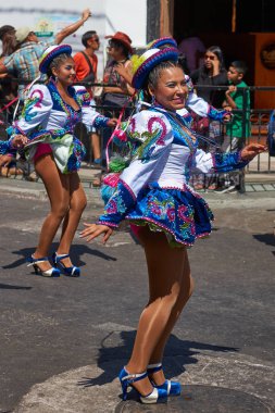 Arica, Şili - 11 Şubat 2017: Süslü kostümleri yıllık Carnaval Andino performans Caporales dansçılar con la Fuerza del Sol Arica, Chile.
