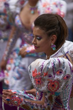 ORURO, BOLIVIA - 26 Şubat 2017: Süslü kostümlü Caporales dansçıları, her yıl düzenlenen Bolivya karnavalı sırasında Altiplano 'daki Oruro madencilik şehrinde gösteri yapıyorlar..