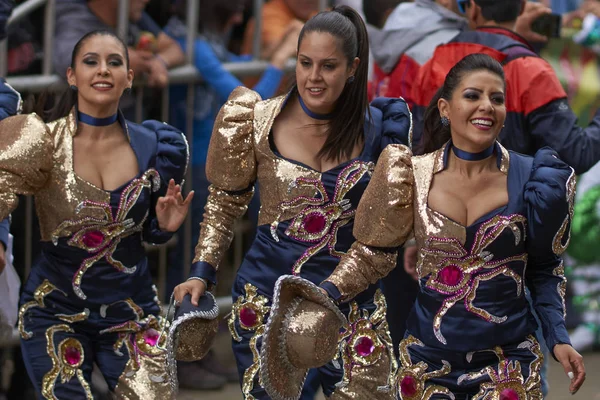 玻利维亚奥鲁罗 2017 Caporales 舞者在表演 他们游行通过奥鲁罗矿业城市在玻利维亚高原上在一年一度的狂欢节期间的华丽服饰 — 图库照片