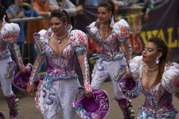 Oruro Bolivia Febrero 2017 Bailarines Caporales Trajes Ornamentados Desfilan Por — Foto de Stock