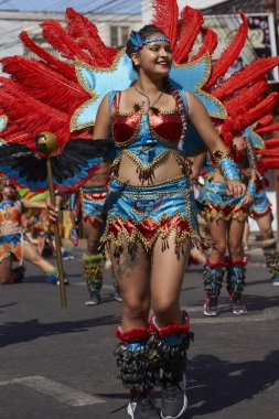 Arica, Chile - 11 Şubat 2017: Tobas dansçı süslü kostüm gerçekleştirmeyi yıllık Carnaval Andino con la Fuerza del Sol Arica, Chile