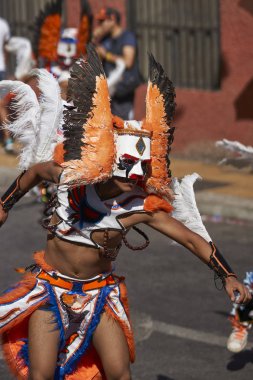 Arica, Chile - 11 Şubat 2017: Tobas dansçı süslü kostüm gerçekleştirmeyi yıllık Carnaval Andino con la Fuerza del Sol Arica, Chile