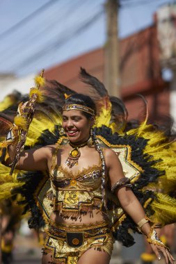 Arica, Chile - 11 Şubat 2017: Tobas dansçı süslü kostüm gerçekleştirmeyi yıllık Carnaval Andino con la Fuerza del Sol Arica, Chile