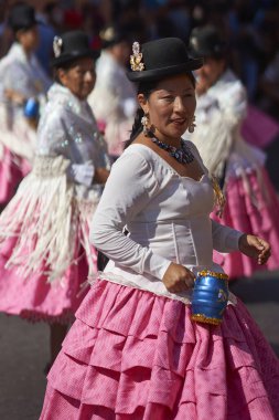Arica, Chile - 11 Şubat 2017: Morenada dans grubu, yıllık bir street parade sırasında performans Carnaval Andino con la Fuerza del Sol Arica, Chile.