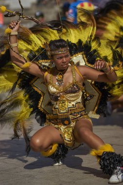 Arica, Chile - 11 Şubat 2017: Tobas dansçı süslü kostüm gerçekleştirmeyi yıllık Carnaval Andino con la Fuerza del Sol Arica, Chile