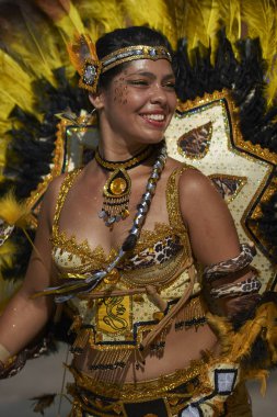 Arica, Chile - 11 Şubat 2017: Tobas dansçı süslü kostüm gerçekleştirmeyi yıllık Carnaval Andino con la Fuerza del Sol Arica, Chile