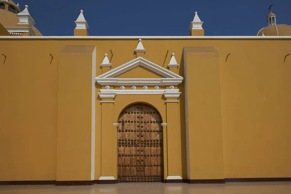 Bright Yellow Colonial Style Cathedral Plaza Armas Trujillo Peru — Stockfoto
