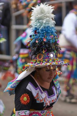 : Oruro, Bolivia - 26 Şubat 2017: Tinkus dans grubu onlar yıllık Karnaval sırasında Bolivya Altiplano incelemesi şehir Oruro geçit töreni gibi performans süslü kostümleri.