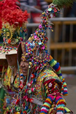 : Oruro, Bolivia - 26 Şubat 2017: Tinkus dans grubu onlar yıllık Karnaval sırasında Bolivya Altiplano incelemesi şehir Oruro geçit töreni gibi performans süslü kostümleri.
