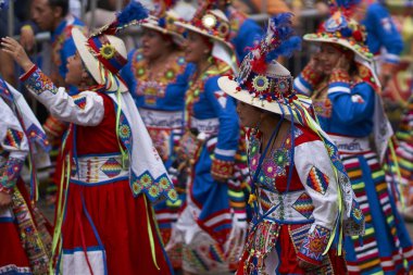 : Oruro, Bolivia - 26 Şubat 2017: Tinkus dans grubu onlar yıllık Karnaval sırasında Bolivya Altiplano incelemesi şehir Oruro geçit töreni gibi performans süslü kostümleri.